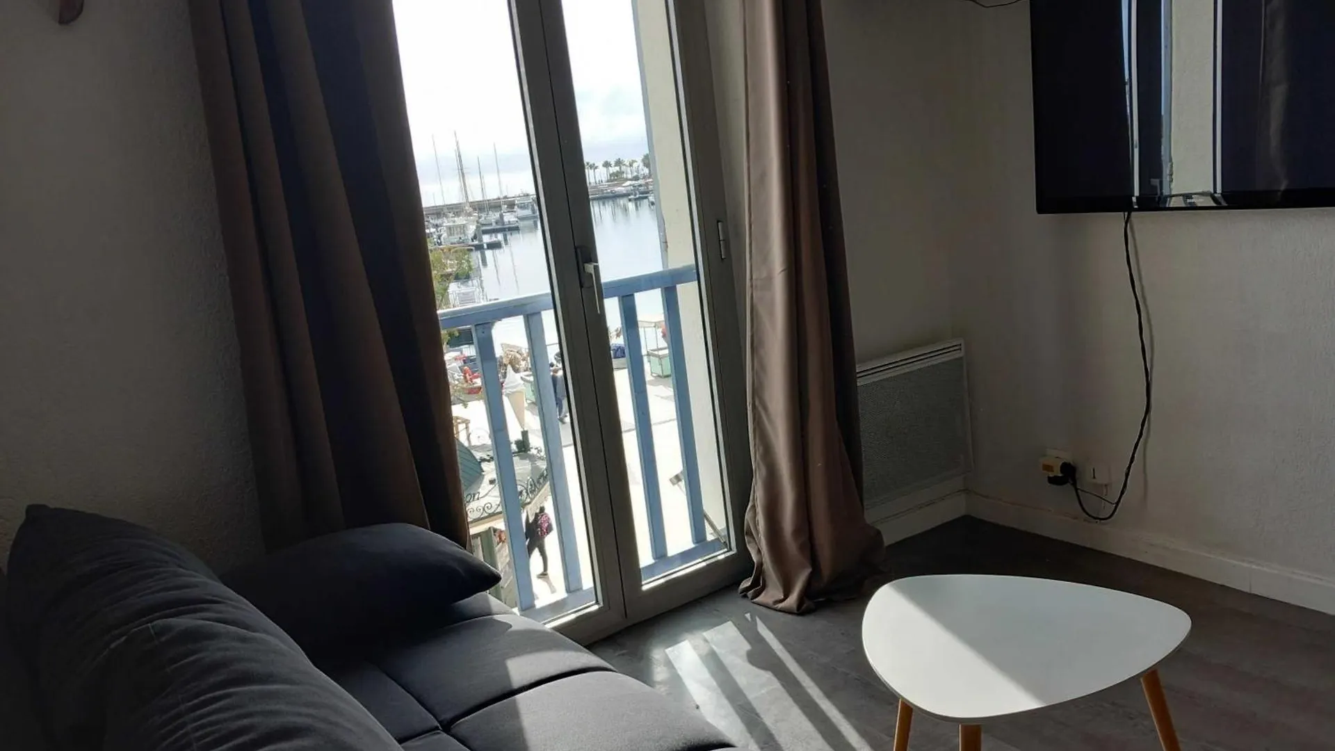 Apartment Pied A Terre, Sejour Idyllique Face A La Mer Classe 2 Etoiles Sanary-sur-Mer
